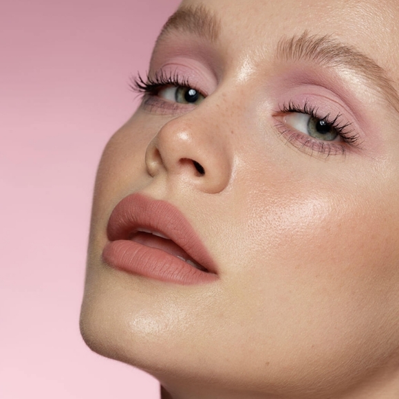 HUDA lip contour 2.0 automatic matte lip pencil in shade pinky brown. - Picture 5 of 9